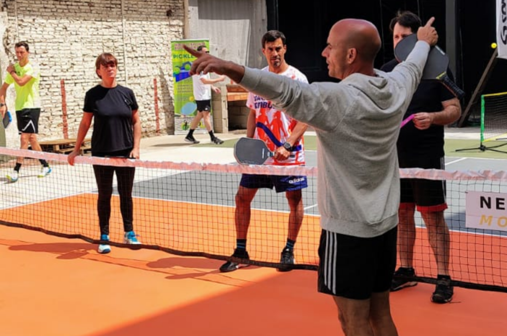 Desarrollo de pickleball en clubes y ciudades
